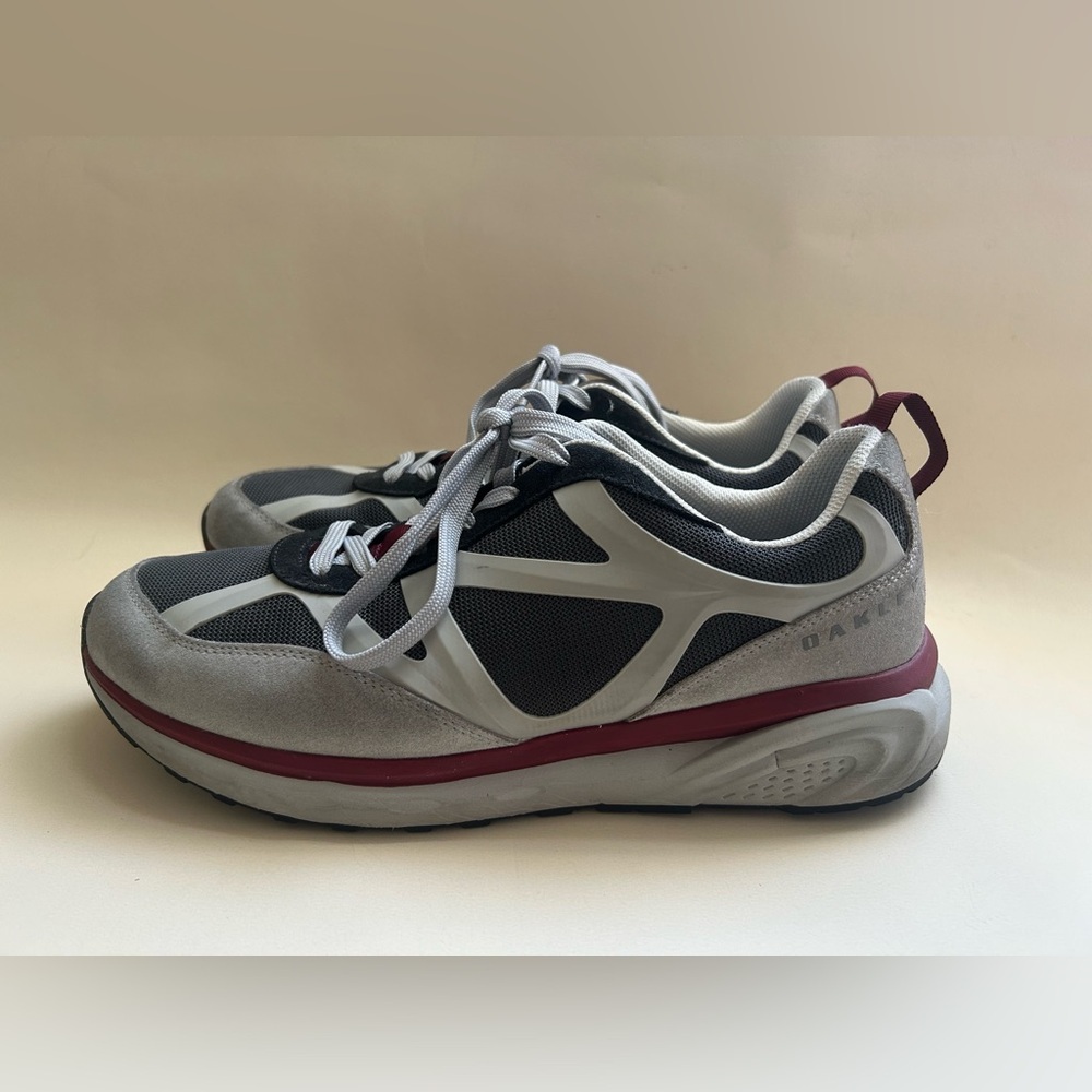 Oakley Men's Gray And Burgundy Sneakers